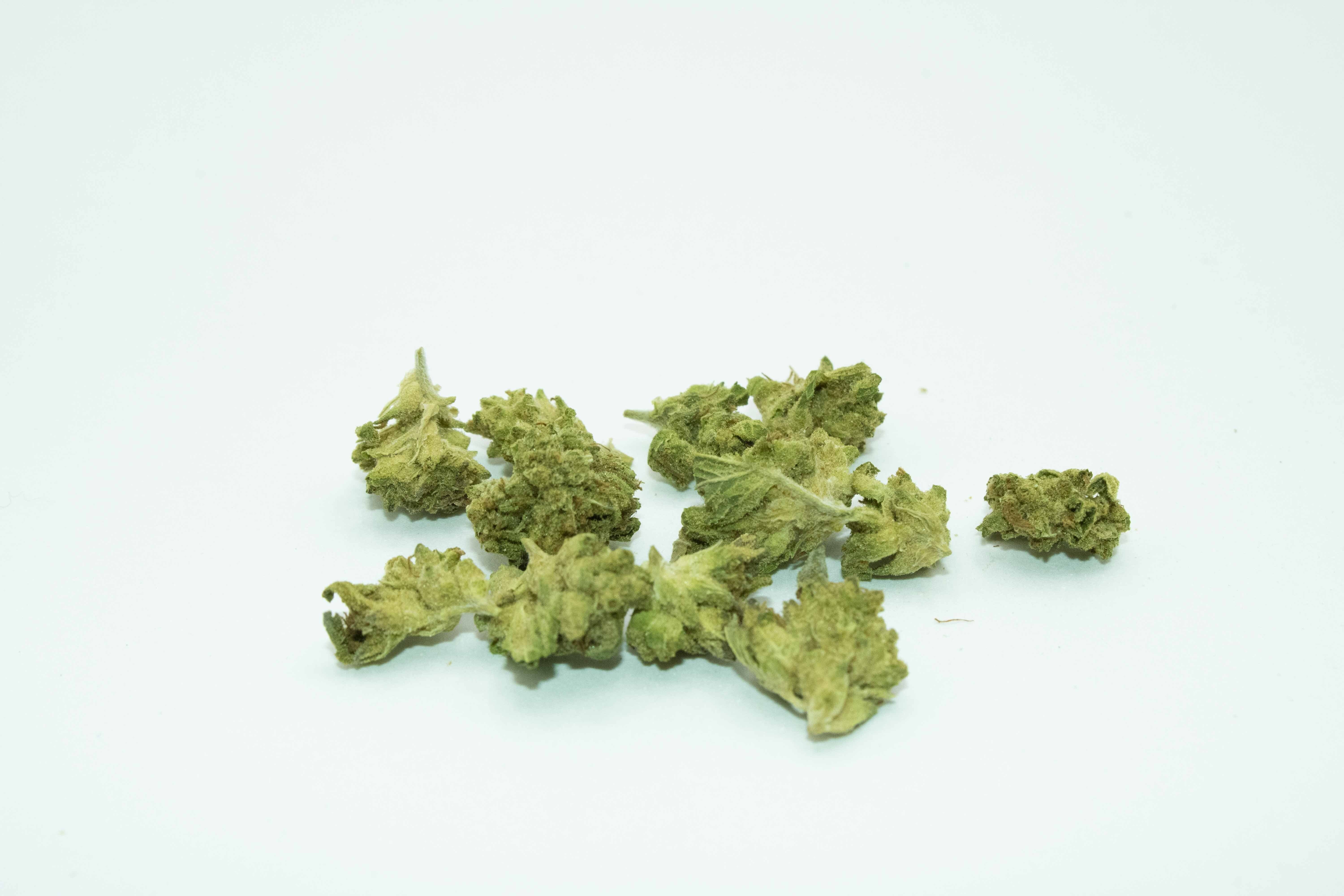 Fruity Pebbles Smalls Ounce/28 Grams (26% THC, Hybrid)