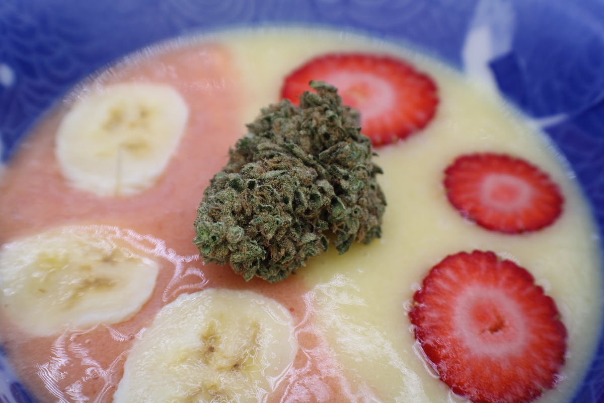 Strawberry Banana 1/4 Ounce/7 Grams (28% THC, Hybrid)